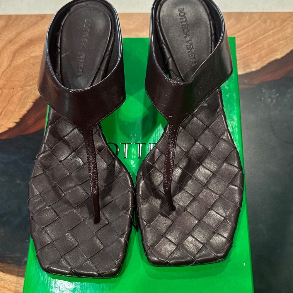 Bottega Veneta Dark Brown Woven Sandals never used bought final sale